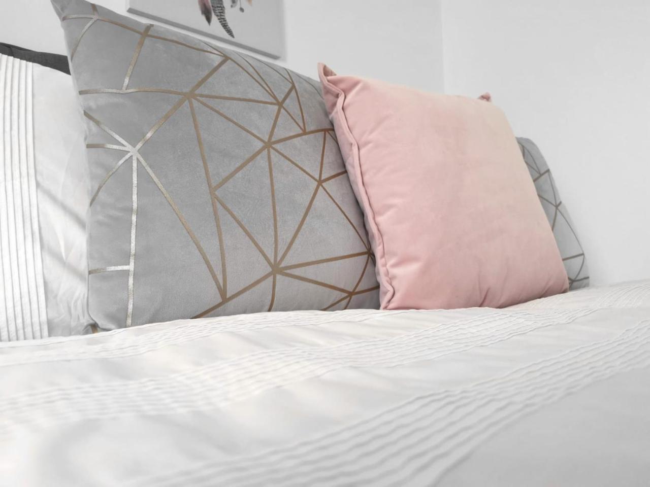 Parking, Smart Tv'S In All Rooms, Central Location Суонзи Екстериор снимка