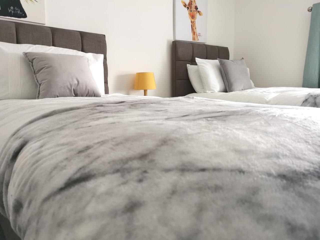 Parking, Smart Tv'S In All Rooms, Central Location Суонзи Екстериор снимка
