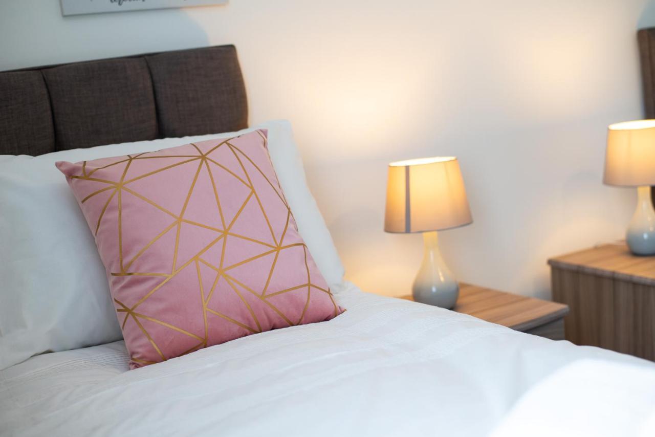Parking, Smart Tv'S In All Rooms, Central Location Суонзи Екстериор снимка