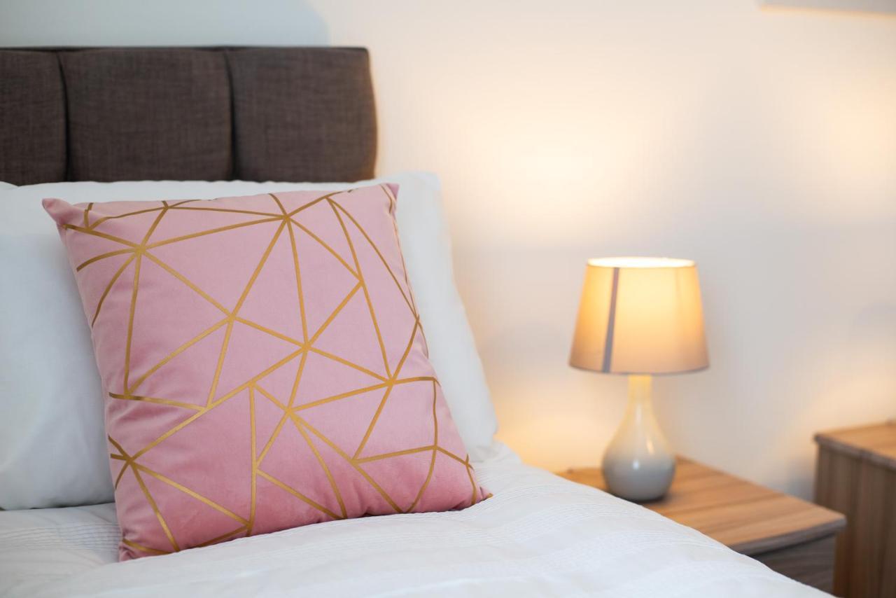 Parking, Smart Tv'S In All Rooms, Central Location Суонзи Екстериор снимка