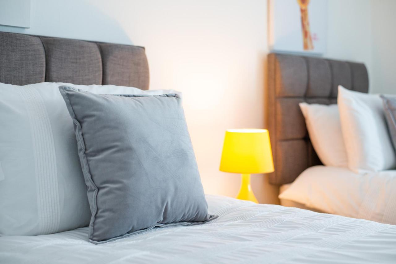 Parking, Smart Tv'S In All Rooms, Central Location Суонзи Екстериор снимка